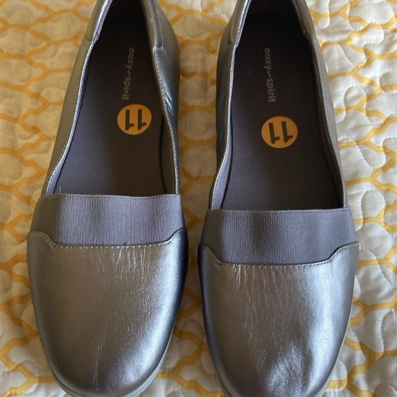 New cute Pewter metallic Easy Spirit flats NWT - Picture 1 of 4